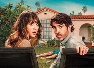 Casal surpreso em jardim com corpo ao fundo.