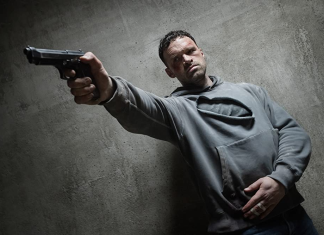 Crítica | ‘Agente Infiltrado’: Filme de ação francês da Netflix é competente e bem-intencionado