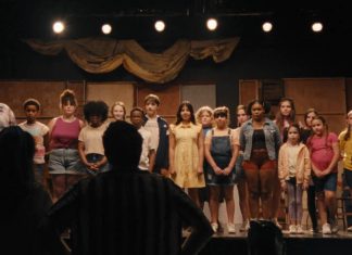 Ben Platt e Molly Gordon criam uma obra-prima no trailer INÉDITO da comédia ‘Theater Camp’; Confira!