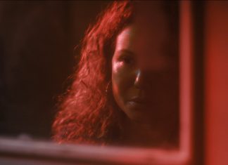 Mulher vende empada de carne HUMANA em cenas de ‘O Terror de Dolores Roach’; Assista!
