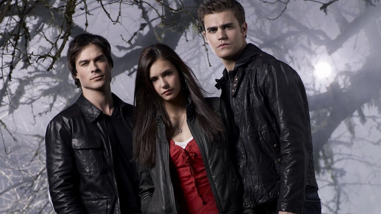  The Vampire Diaries Irm os Salvatore Revisitam Ic nica Casa Em Foto