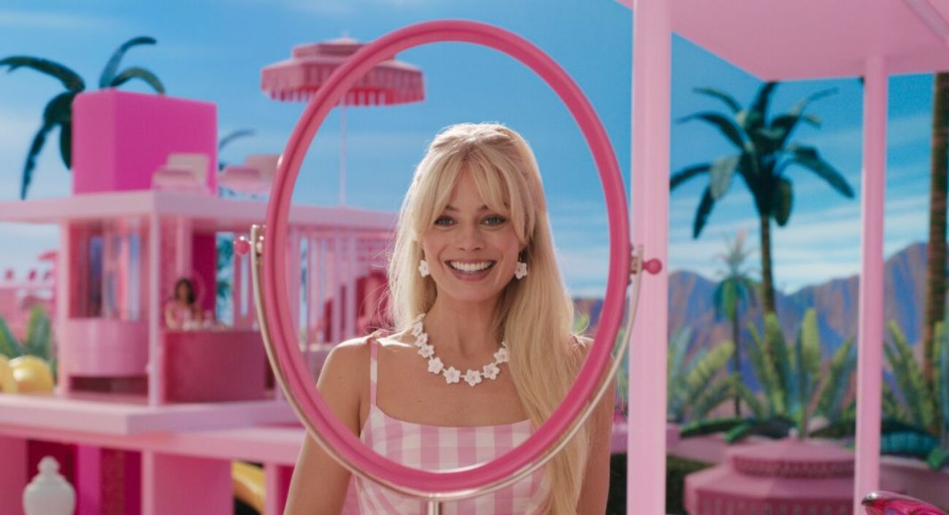 em-barbie-cenarios-meticulosamente-construidos-sao-semelhantes-a-casa-da-barbie-de-brinquedo-da-mattel-1688068615111_v2_4x3