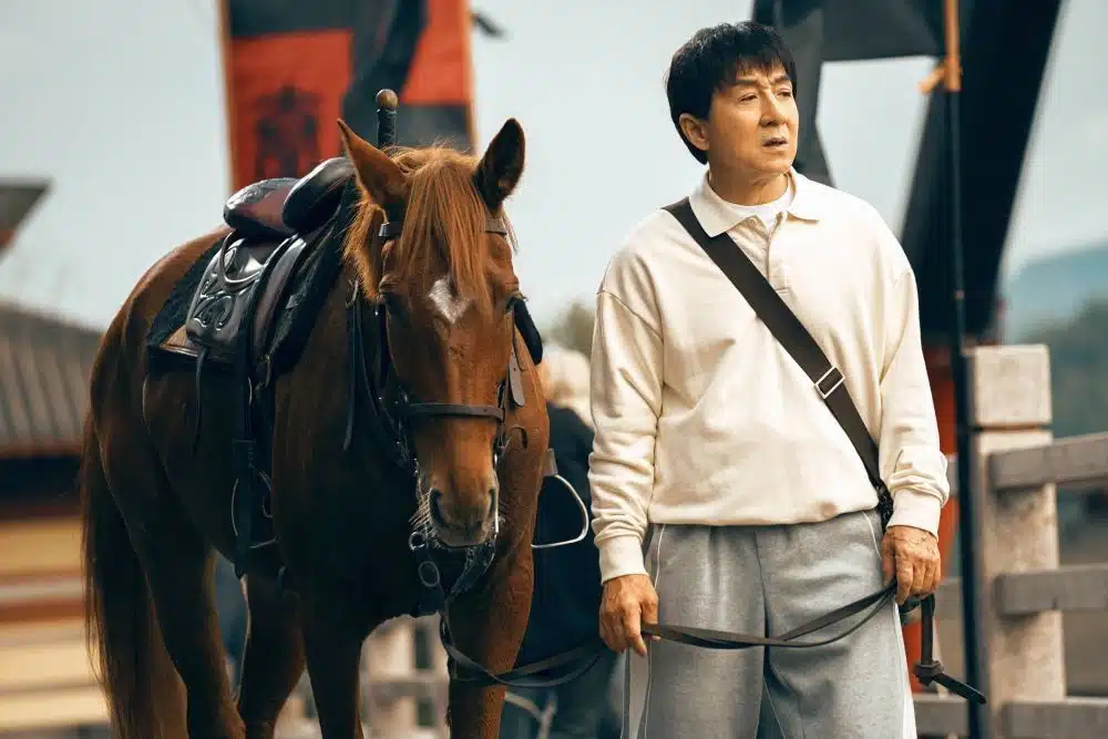 Exclusiva: Jackie Chan e seu cavalo são uma dupla inseparável na