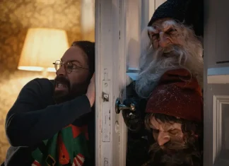 Elfos assassinos atacam no teaser do terror natalino ‘There’s Something in the Barn’; Confira!