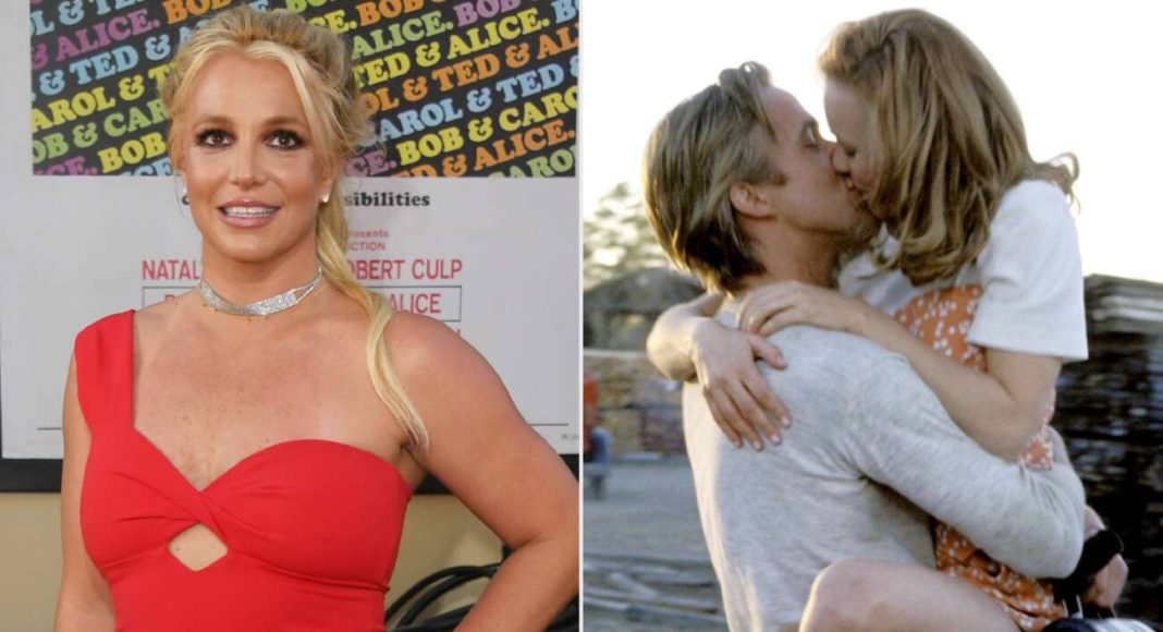 britney-spears-the-notebook-101723-1a-e196df51c98245448ed5f877c568d429