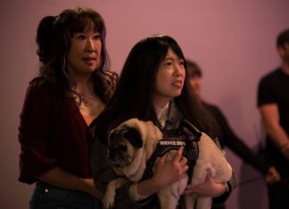 Vídeo nos leva aos BASTIDORES de ‘Quiz Lady’, nova comédia estrelada por Awkwafina e Sandra Oh; Confira!