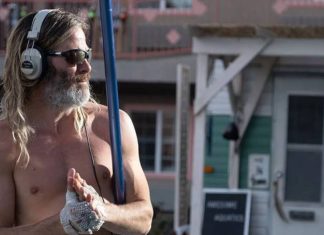 Chris Pine aparece irreconhecível como limpador de piscina em trailer de ‘Poolman’