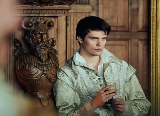 Nicholas Galitzine revela sentir “um pouco de CULPA” por ser um hétero interpretando personagens gays