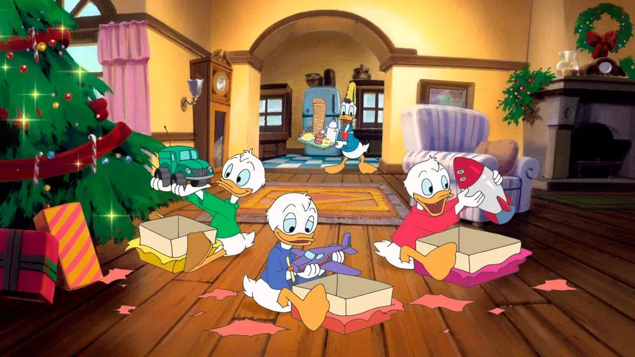 Pato Donald e sobrinhos abrindo presentes de Natal.
