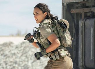 Crítica | Alerta de Risco – Jessica Alba Quebra Tudo em Filme de Ação Genérico na Netflix alerta de risco '