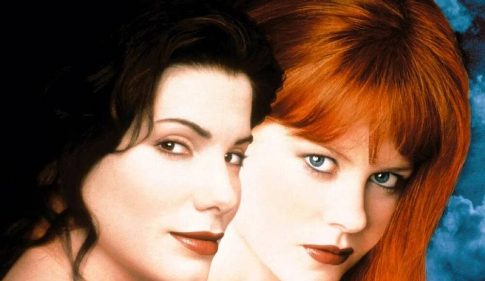 Duas mulheres em pôster de filme fantasioso.