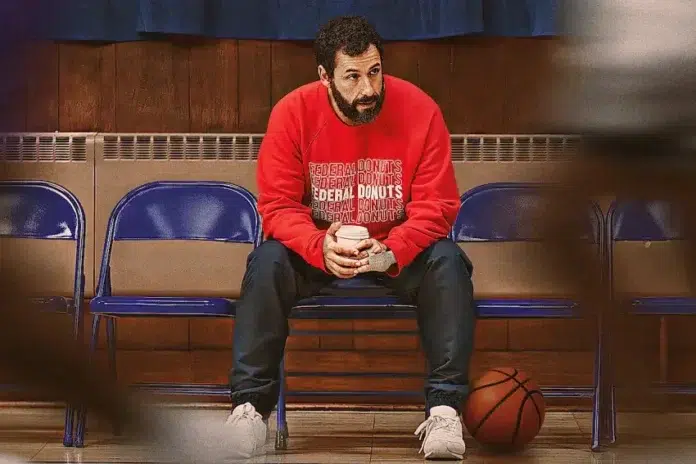 Homem sentado em uma arquibancada com bola de basquete.