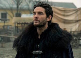 Homem com barba, casaco de pele, cenário medieval.