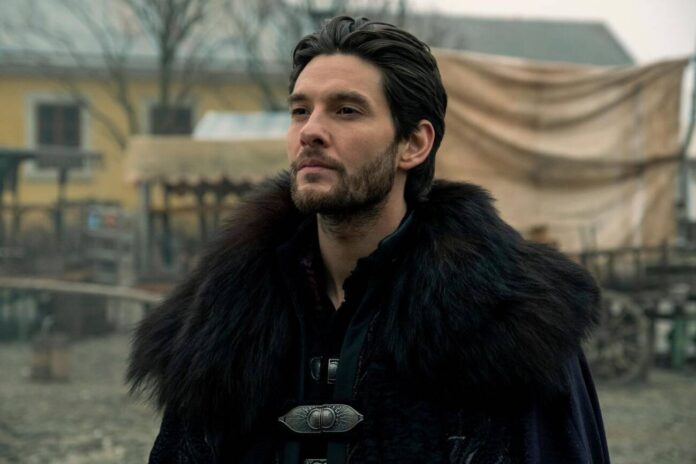 Homem com barba, casaco de pele, cenário medieval.