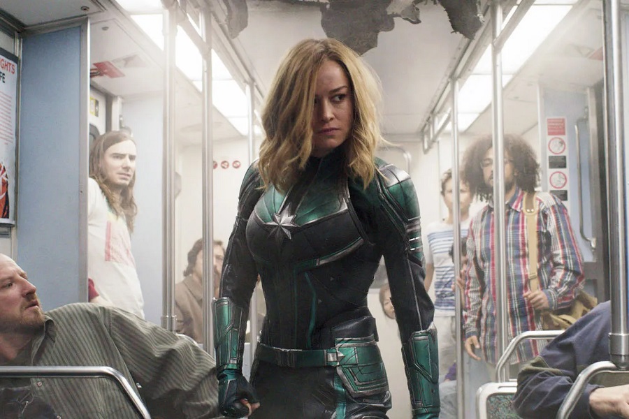 Capitã Marvel em cena intensa no metrô.
