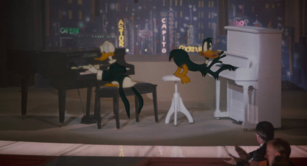 Patos animados tocando piano em cena noturna.