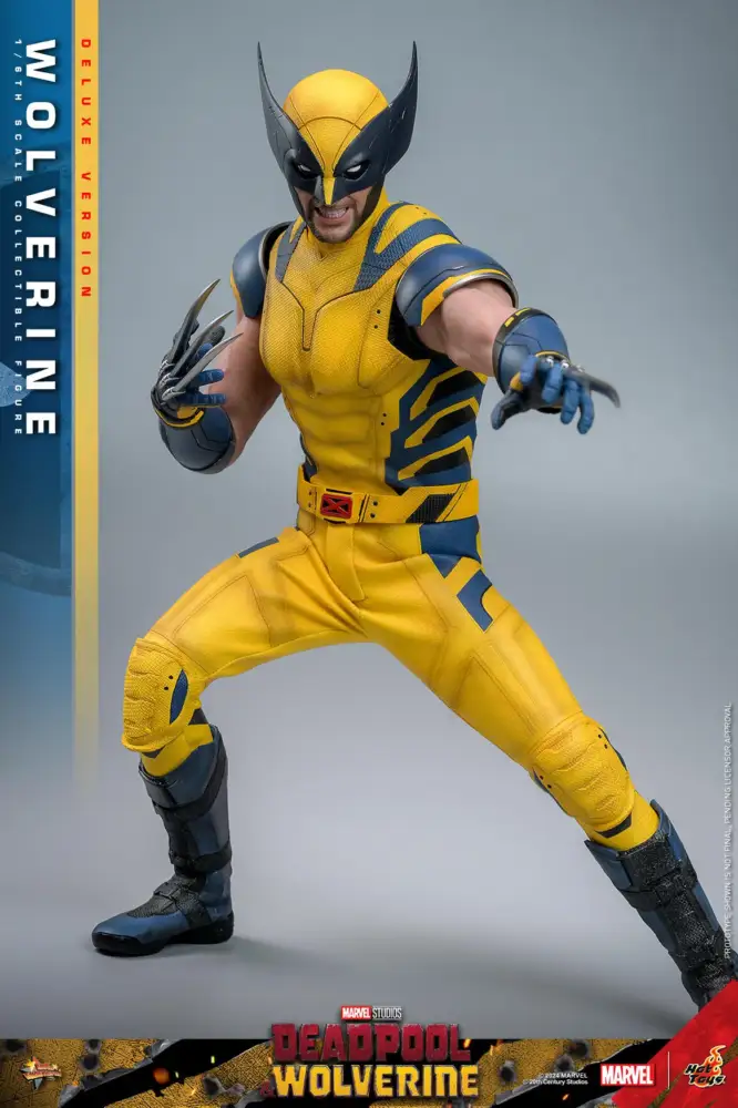 Figura colecionável do Wolverine vestindo traje amarelo e azul.