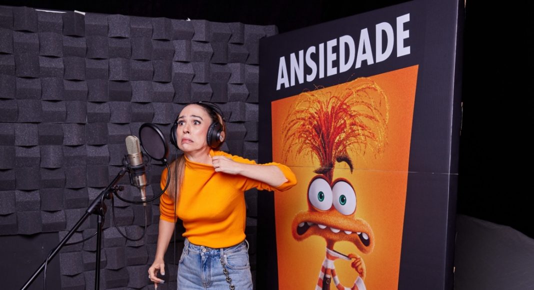 Atriz dublando personagem ansioso em estúdio de gravação.