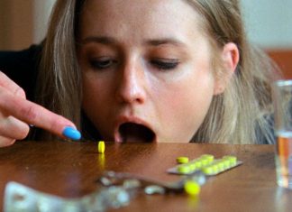 10 Filmes sobre DESCONTROLES Emocionais Mulher prestes a tomar comprimido amarelo.