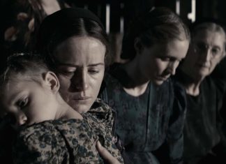 10 Filmes TENSOS sobre crimes reais Mulheres e criança em um ambiente escuro e melancólico.