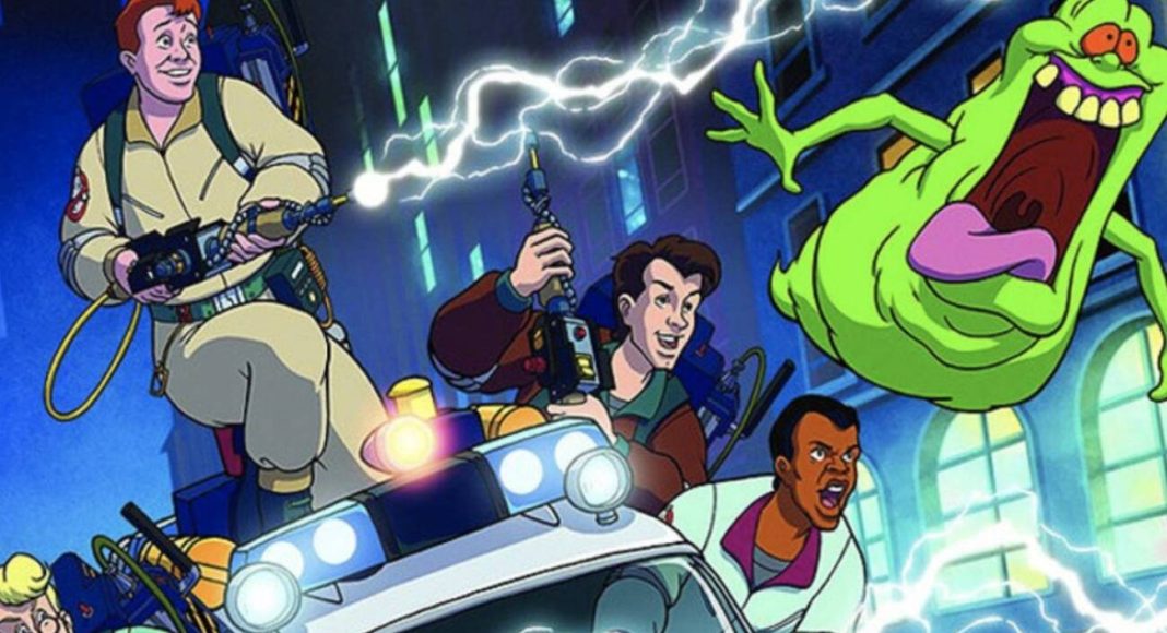 ghostbusters Caça-Fantasmas em ação com fantasmas e raios de energia.