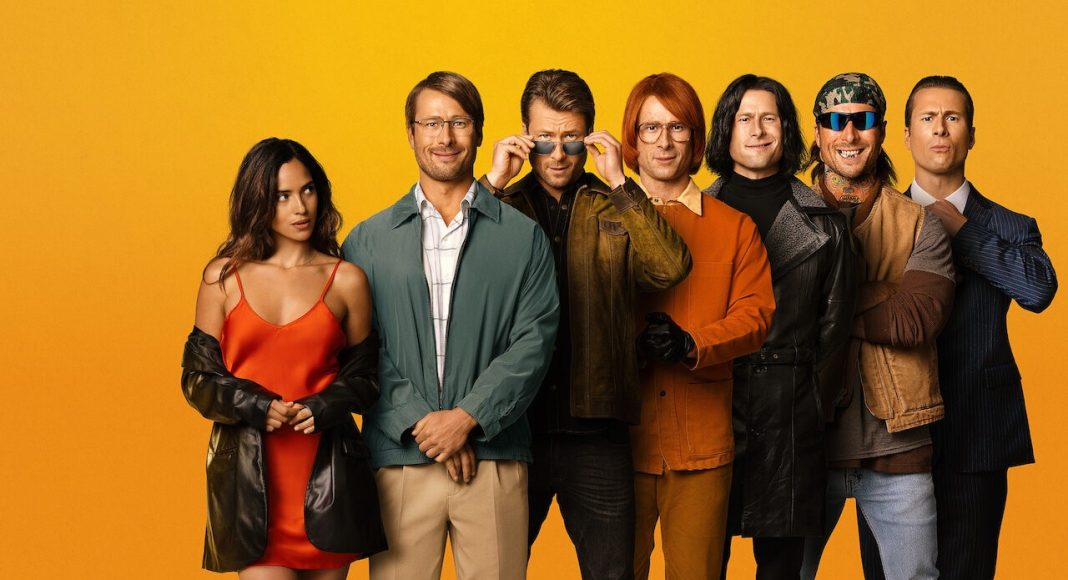 glen powell hitman Grupo de pessoas posando em fundo amarelo.