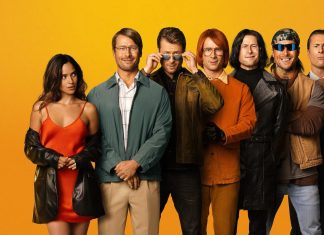 Grupo de pessoas posando em fundo amarelo.