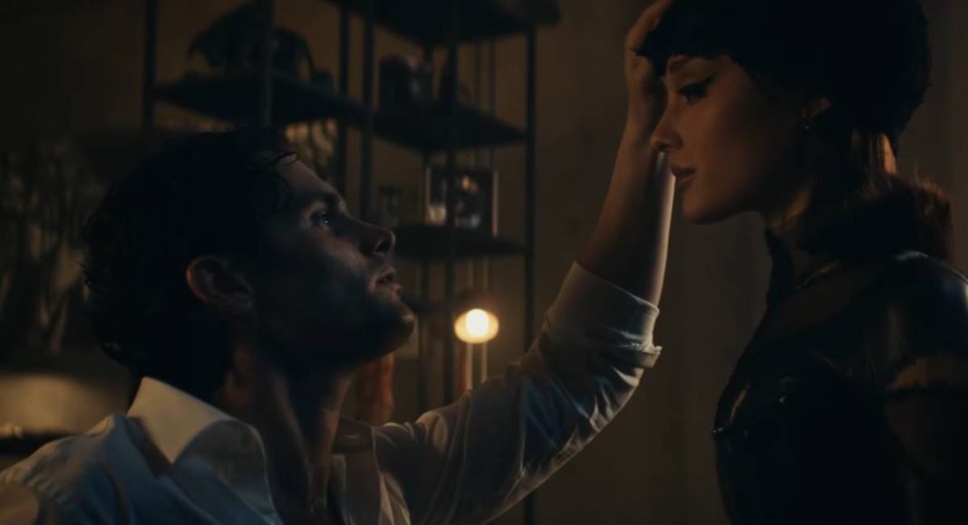 Homem e mulher em cena dramática e emotiva.