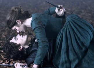 ‘Minha Lady Jane’: Série de época sobre a monarca Jane Grey já está disponível no Prime Video! Cena de luta entre duas pessoas na floresta.