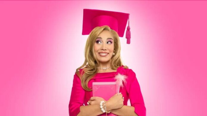 Mulher universitária sorrindo com capelo rosa e livro.