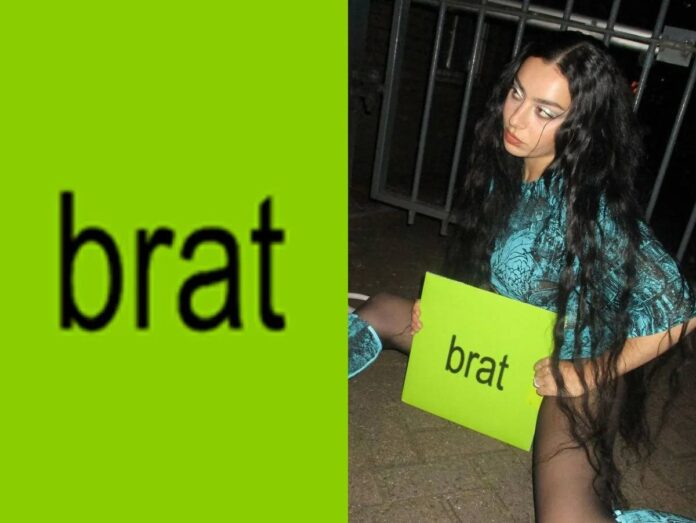 Mulher segurando placa verde com a palavra "brat".