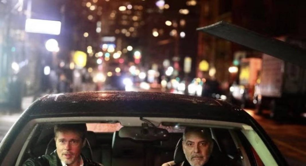 Dois homens no carro à noite na cidade.