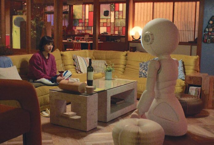 Pessoa e robô em sala de estar aconchegante.