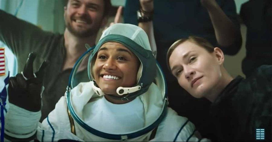 Astronauta sorridente tira foto com amigos na nave.