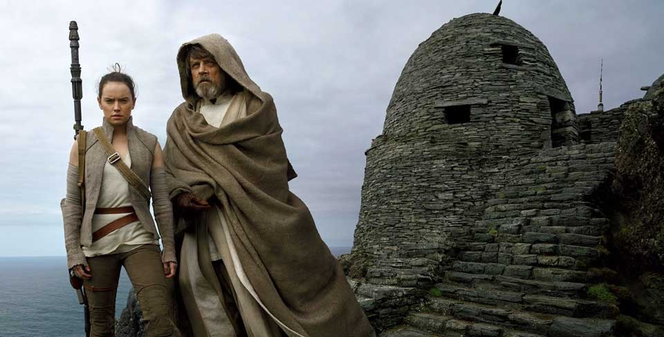 Personagens de Star Wars em ilha com construção de pedra.