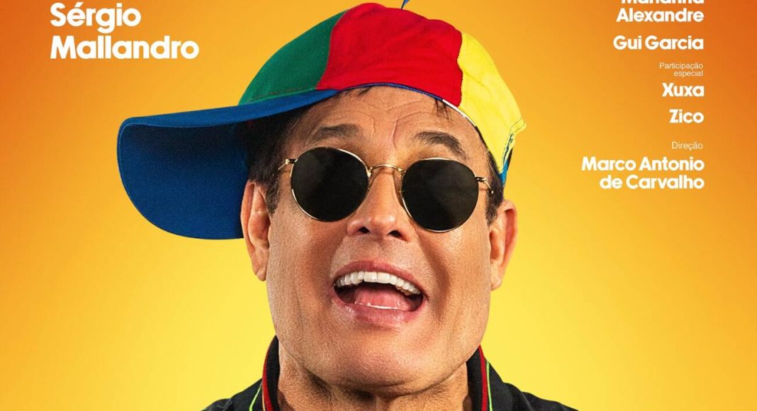 mallandro Homem com boné colorido e óculos escuros sorrindo.