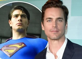 Ator ao lado de imagem do Superman.