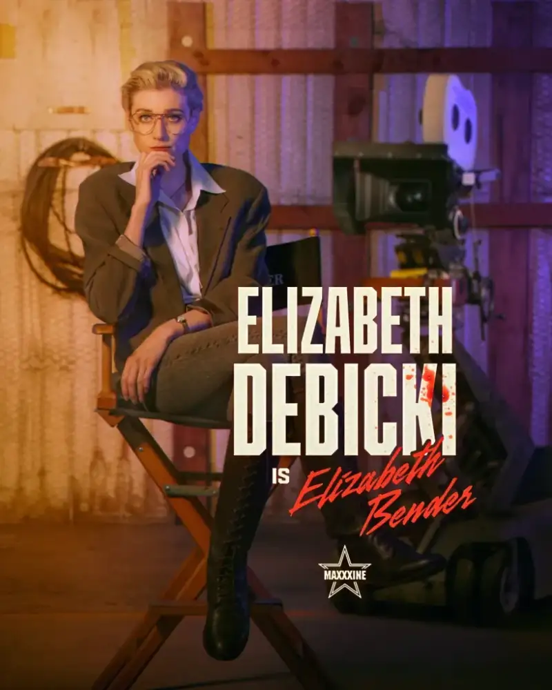 Elizabeth Debicki sentado em cadeira de diretor no estúdio.