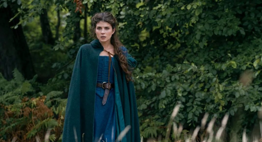 minha lady jane Mulher na floresta usando vestido medieval verde.