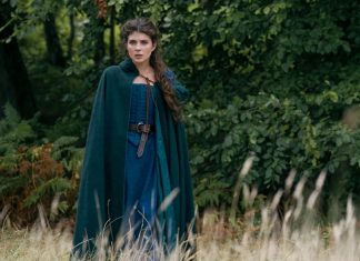 Assista a uma cena INÉDITA de ‘Minha Lady Jane’, nova série de época do Prime Video! Mulher na floresta usando vestido medieval verde.