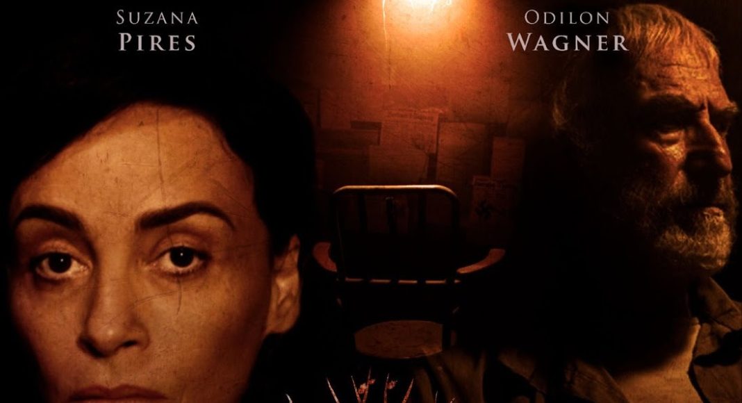 o anel de eva capa Fundo escuro com rostos de homem e mulher.