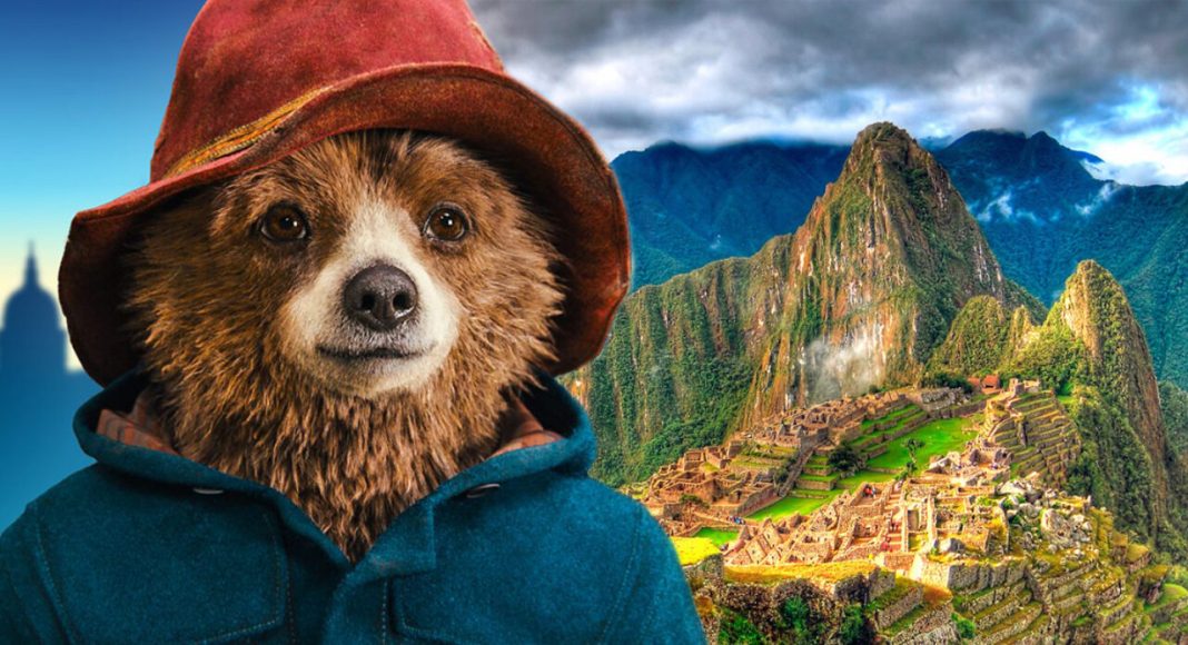 Urso com chapéu em frente a Machu Picchu.