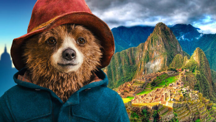 Urso com chapéu em frente a Machu Picchu.