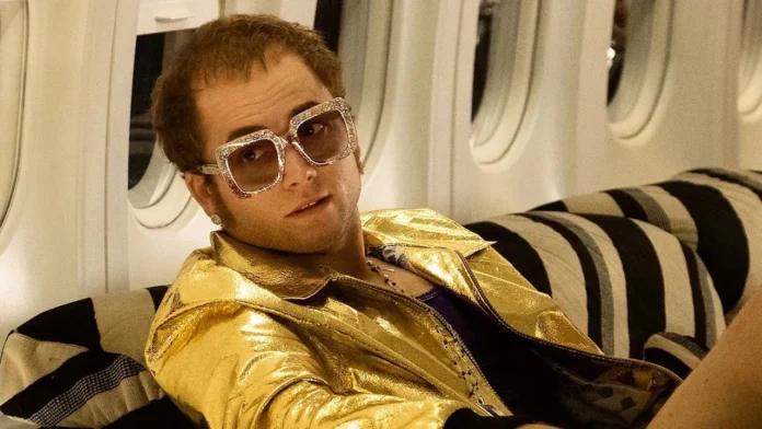 Homem com óculos de sol dourados em avião.