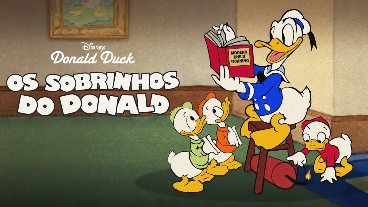 Donald e seus sobrinhos lendo um livro.