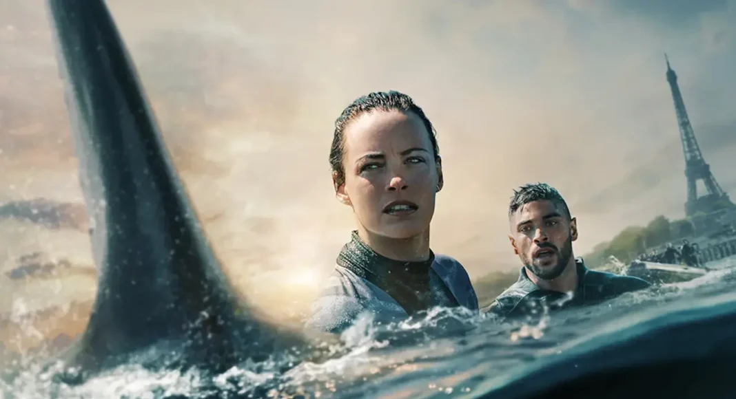 sob as aguas do sena netflix Pessoas nadando próximo de barbatana de tubarão em Paris.