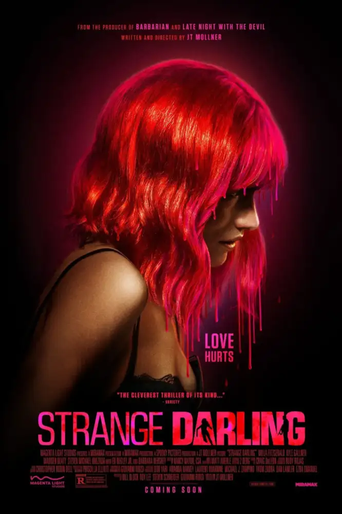 Pôster do filme "Strange Darling" com mulher de cabelo vermelho.