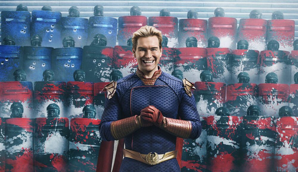 the boys 4 temporada Homem de uniforme de super-herói sorrindo em frente a escudos coloridos.
