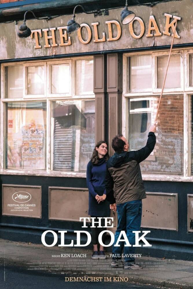 Cartaz do filme "The Old Oak" à frente de bar.