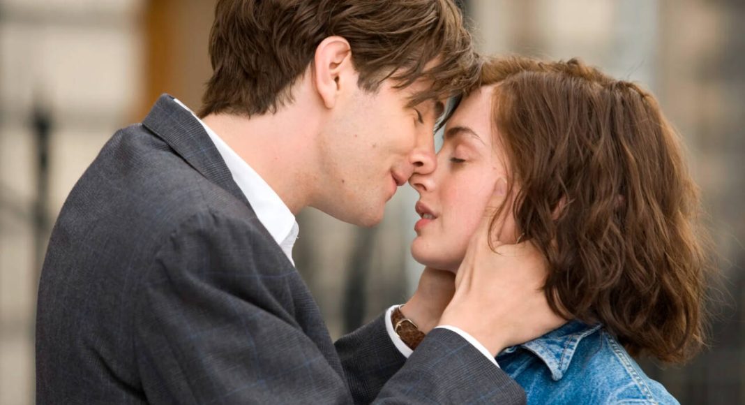Casal se beijando apaixonadamente.